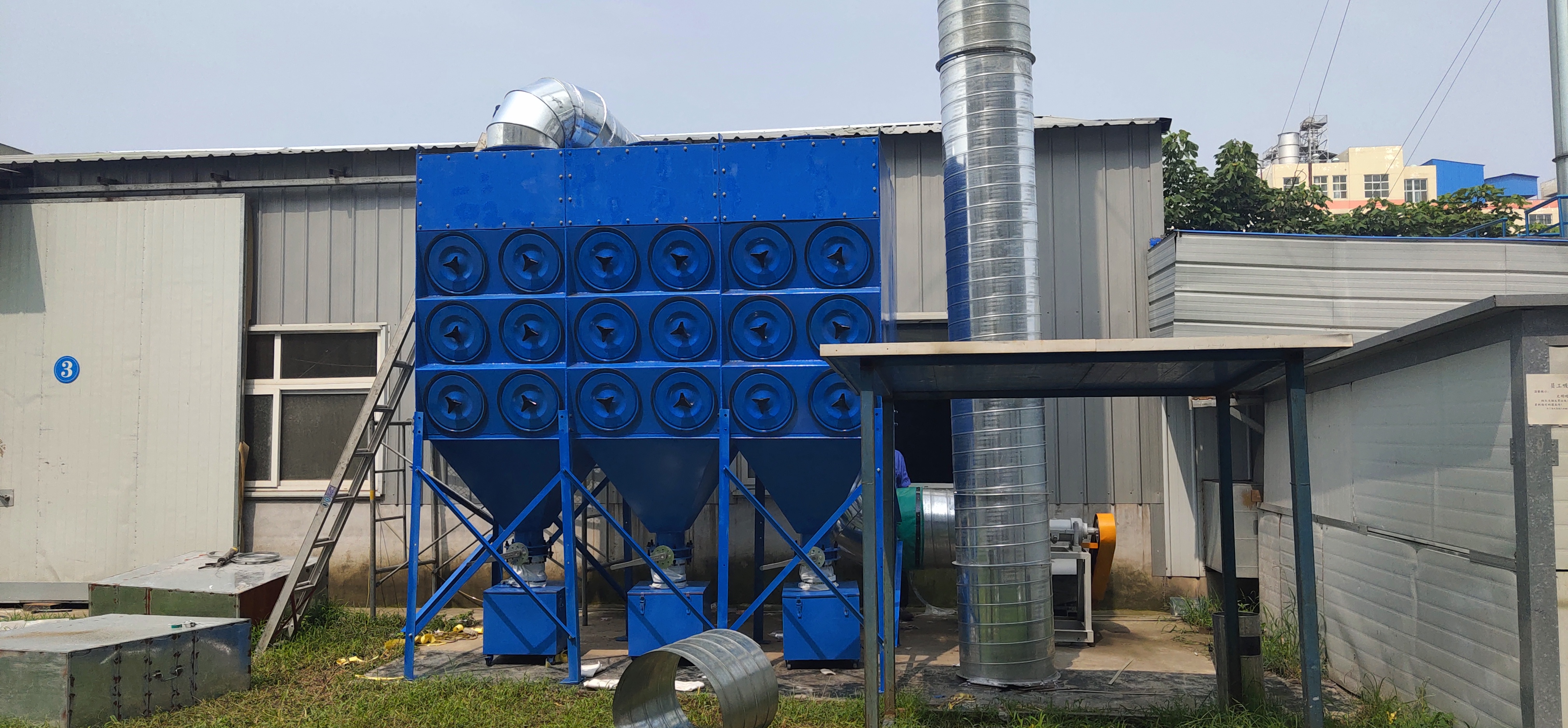 鑄造廠(chǎng)噴砂機(jī)濾筒除塵器